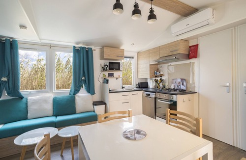 Torreilles House | Mobile Home 'La Cabane Du Sud' with Shared Pool, Private Terrace and Air Conditioning