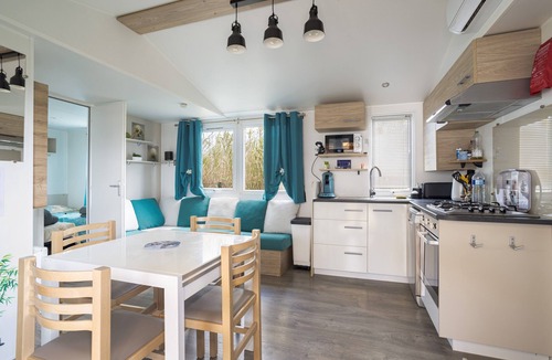 Torreilles House | Mobile Home 'La Cabane Du Sud' with Shared Pool, Private Terrace and Air Conditioning