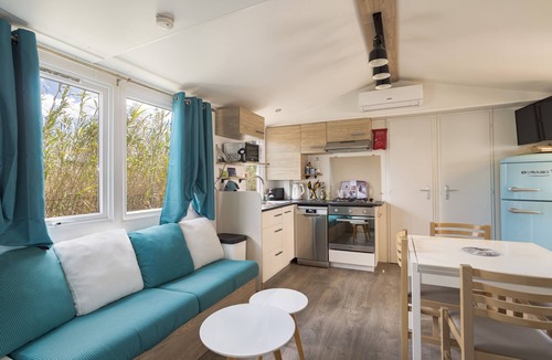 Torreilles House | Mobile Home 'La Cabane Du Sud' with Shared Pool, Private Terrace and Air Conditioning