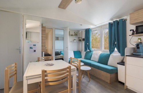 Torreilles House | Mobile Home 'La Cabane Du Sud' with Shared Pool, Private Terrace and Air Conditioning