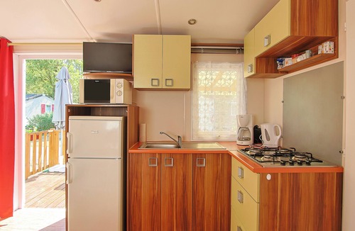 Angles House | Mobile Home 'La Vie Est Belle' with Shared Pool, Private Terrace and Shared Garden