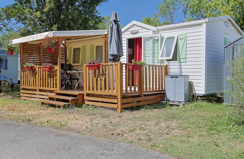 Angles House | Mobile Home 'La Vie Est Belle' with Shared Pool, Private Terrace and Shared Garden