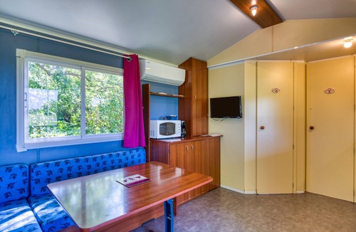 Le Cailar House | Mobile Home 'Mon Gite En Camargue' with Private Terrace, Private Garden and Air Conditioning
