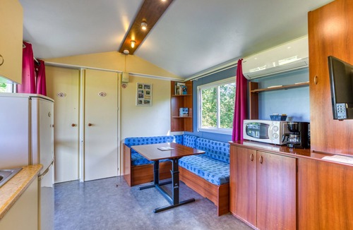 Le Cailar House | Mobile Home 'Mon Gite En Camargue' with Private Terrace, Private Garden and Air Conditioning