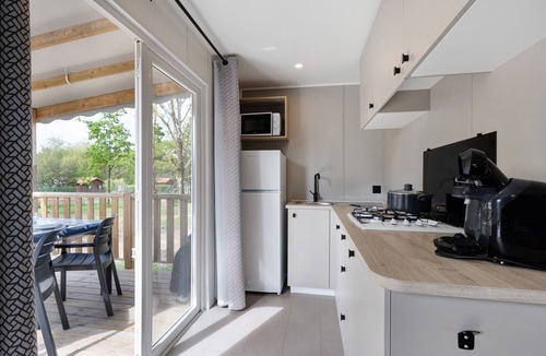 Saint-Gervais House | Mobile Home “Riviera 48” with Shared Pool, Communal Terrace and Wi-Fi