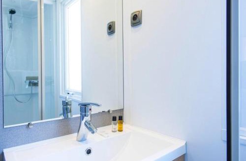 Les Cabanes de Fleury House | Mobile home with terrace at Domaine Les Mûriers, Vendres-Plage