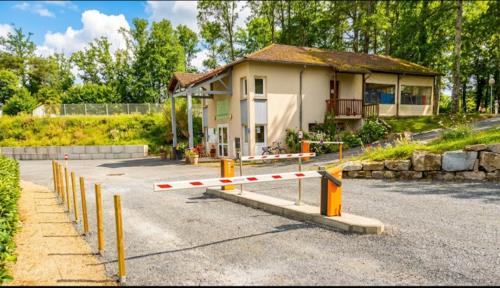 La Celle-sous-Gouzon Other | Mobilhome au bord du lac avec piscine