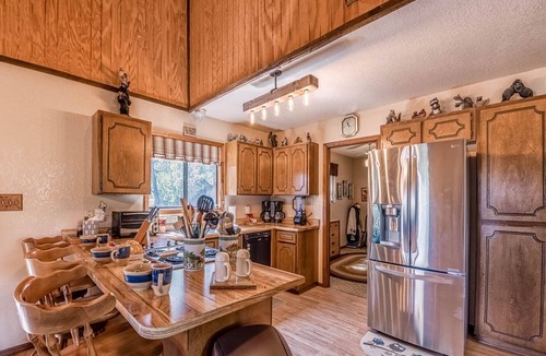 Ruidoso Downs Cabin | Mockingbird Cabin | Pet Friendly, Gas Fireplace