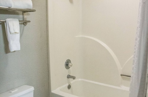 Mexia Hotel | Mockingbird Inn & Suites