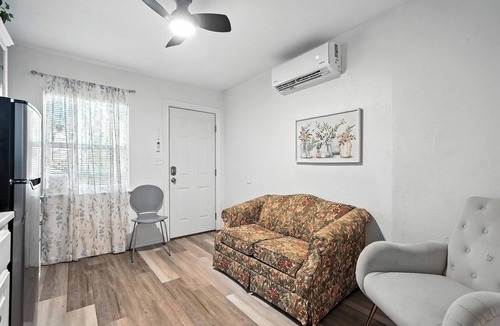 Sayles Blvd. Area House | Mockingbird Lane – Cozy Rustic Retreat