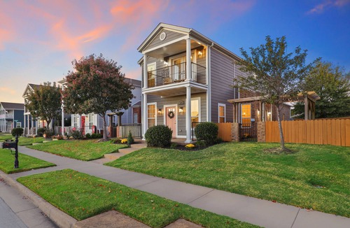 Fayetteville House | MOCO Home Outdoor Hangout U of A 8 min Pet Friendly