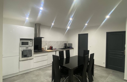 Saint-Etienne-de-Fontbellon House | Modern villa with pool