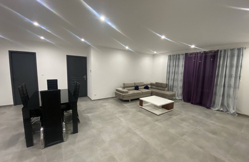 Saint-Etienne-de-Fontbellon House | Modern villa with pool