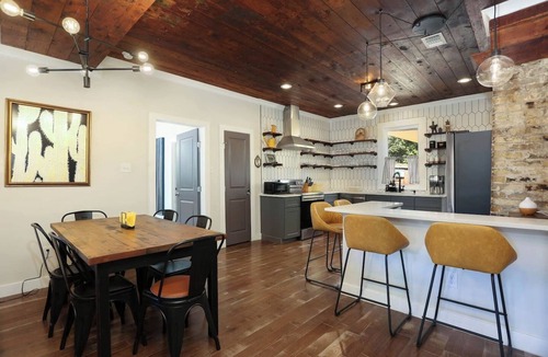 Near East Side House | Mod historic home, 3MIN to Downtown SA w/King Bed