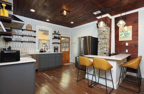 Near East Side House | Mod historic home, 3MIN to Downtown SA w/King Bed