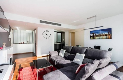 L'Hospitalet de Llobregat Apartment | Modern and very comfortable apartment with all amenities. Nearby the Europa Fira Barcelona at 15 min by metro/bus from Barcelona center (Plaza Cataluña) and 15 minutes from the airport by car. Ideal for families and couples.