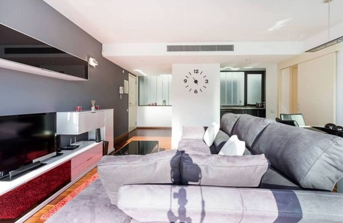 L'Hospitalet de Llobregat Apartment | Modern and very comfortable apartment with all amenities. Nearby the Europa Fira Barcelona at 15 min by metro/bus from Barcelona center (Plaza Cataluña) and 15 minutes from the airport by car. Ideal for families and couples.