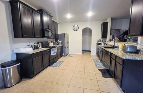 Manor House | Modem 3-bedroom house Manor -n2 King & 1 Queen/150' Roku projector/~20 min DT