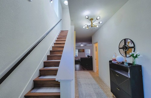 Manor House | Modem 3-bedroom house Manor -n2 King & 1 Queen/150' Roku projector/~20 min DT