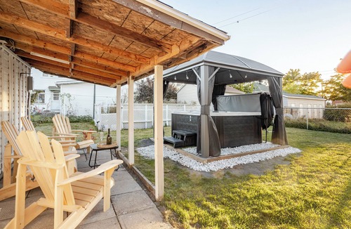 Saint-Edmond Apartment | Modern 3-bedroom apartment with spa & jacuzzi, free parking & beautiful view