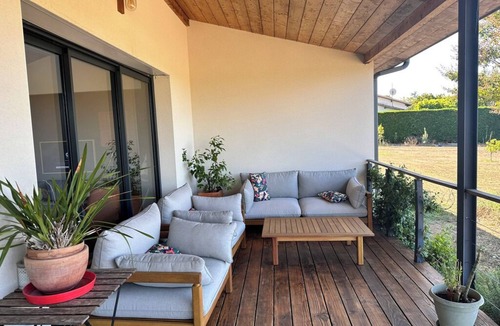 Saint-Caprais-de-Bordeaux Villa | Modern haven of peace with panoramic views