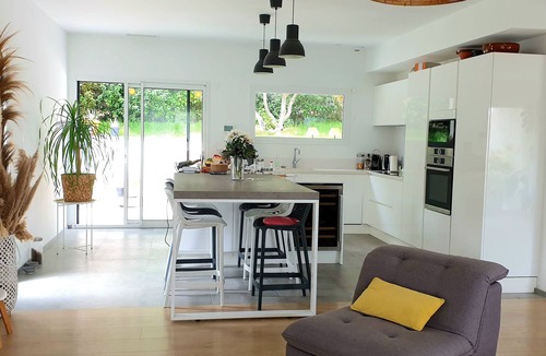 Saint-Genies-des-Mourgues Villa | Modern villa with all comforts