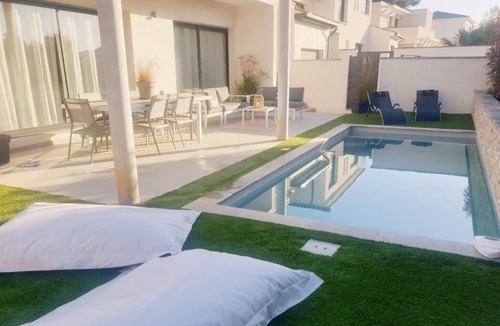 Saint-Genies-des-Mourgues Villa | Modern villa with all comforts