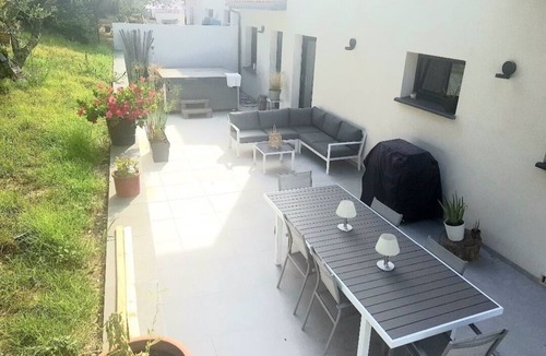 Saint-Genies-des-Mourgues Villa | Modern villa with all comforts