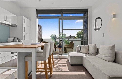 Grey Lynn Apartment | Modern Abode | Parking & Views near Ponsonby Rd