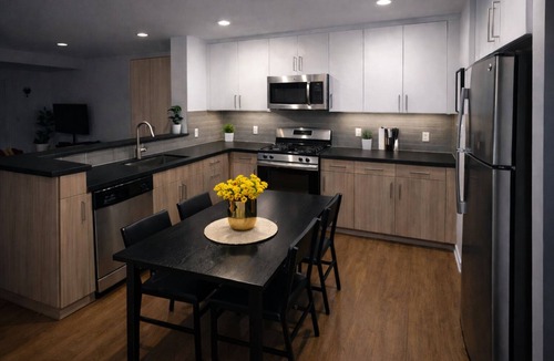 Downtown Apartment | Modern 1 BD/Pool,Gym,Rooftop view in Glendale