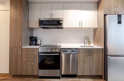 Shaughnessy Village Apartment | Modern 1-BDR APT in DT MTL – Prime Location!