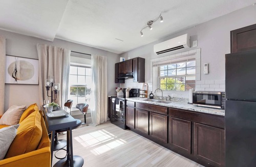 College Hill House | Modern 1 bed 1 bath unit Heart of College Hill