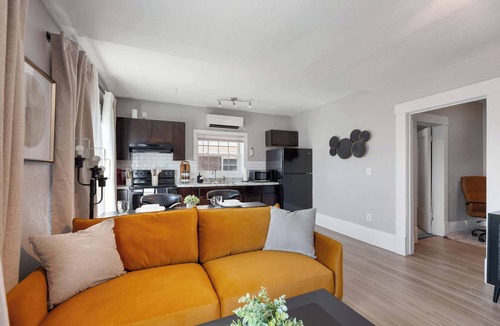 College Hill House | Modern 1 bed 1 bath unit Heart of College Hill