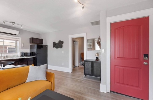 College Hill House | Modern 1 bed 1 bath unit Heart of College Hill