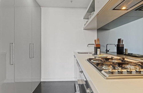 South Melbourne Apartment | Modern 1-Bed Apartment Close to Attractions