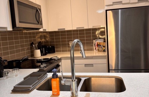 Hurontario Apartment | Modern 1-Bed+ Den Condo in Sauga|Pool, Gym & More!