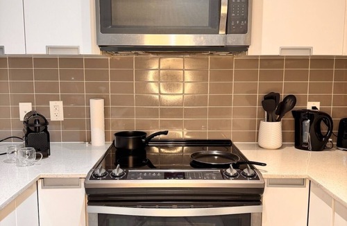 Hurontario Apartment | Modern 1-Bed+ Den Condo in Sauga|Pool, Gym & More!