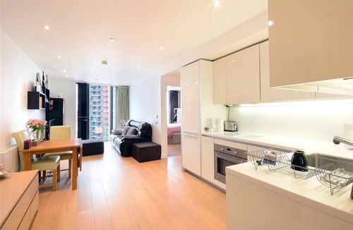 Elephant and Castle Apartment | Modern 1-bed flat close to train & underground with great views & 24/7 security