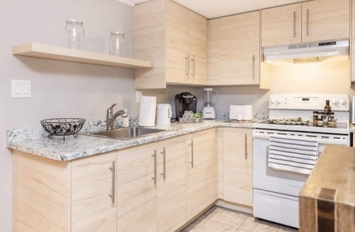 Industrial Park Apartment | Modern 1 Bed Flat - King Bed, Close to Downtown, Shopping, Transit and Via Rail