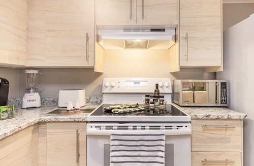 Industrial Park Apartment | Modern 1 Bed Flat - King Bed, Close to Downtown, Shopping, Transit and Via Rail