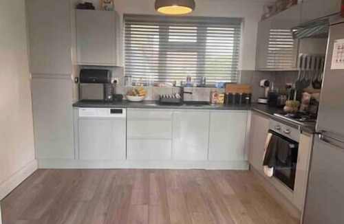 Chiswick Apartment | Modern 1 Bed Flat Moments from Chiswick High Road