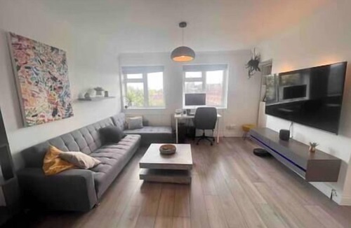 Chiswick Apartment | Modern 1 Bed Flat Moments from Chiswick High Road