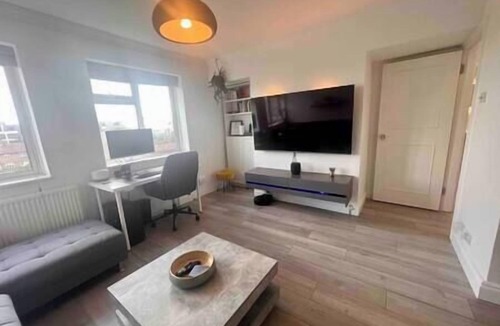 Chiswick Apartment | Modern 1 Bed Flat Moments from Chiswick High Road