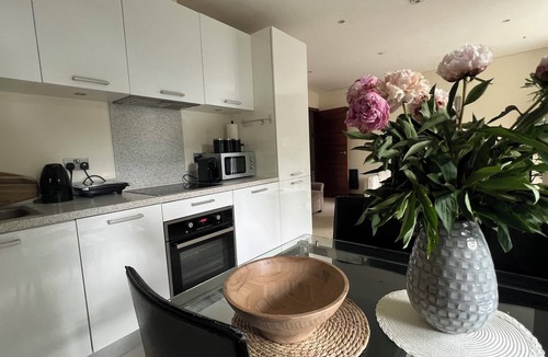 Queenstown Apartment | Modern 1 bed Living Near the River Battersea