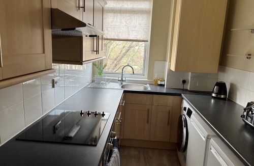 Wimbledon Apartment | Modern 1 bed Raynes Park - 20 mins to Waterloo