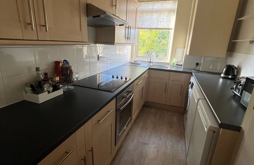 Wimbledon Apartment | Modern 1 bed Raynes Park - 20 mins to Waterloo