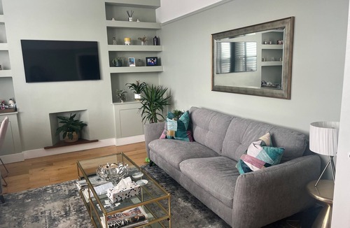 Wimbledon Apartment | Modern 1 bed Raynes Park - 20 mins to Waterloo