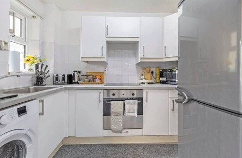 Bromley North Apartment | Modern 1-Bed Retreat | WIFI | Sleeps 3 | Parking