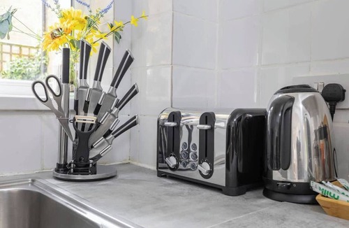 Bromley North Apartment | Modern 1-Bed Retreat | WIFI | Sleeps 3 | Parking