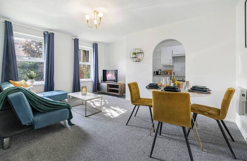 Bromley North Apartment | Modern 1-Bed Retreat | WIFI | Sleeps 3 | Parking